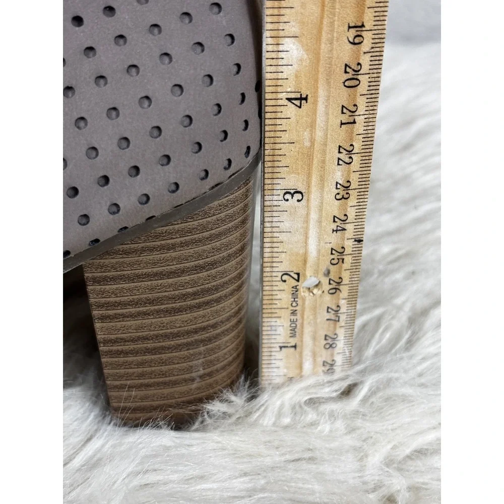 Breckelles Amber 32 Peep Toe Booties Women's 11 Gray Beige Chunky‎ Heel Chic